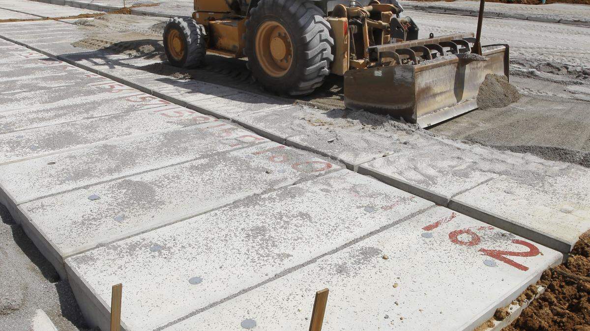 Johnny Manzonie with Spanish Springs Construction of Sparks, Nev., spread a thin layer of gravel over the tops of some of the new crypts. 