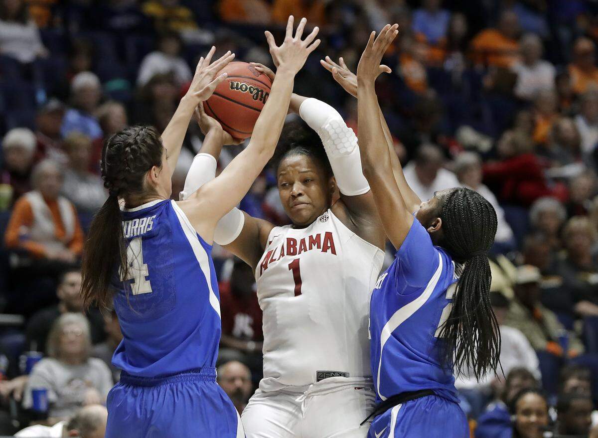 Kentucky’s Maci Morris, left, and Taylor Murray trapped Alabama’s Quanetria Bolton last season. The Wildcats plan to turn up their defensive pressure even more this season.