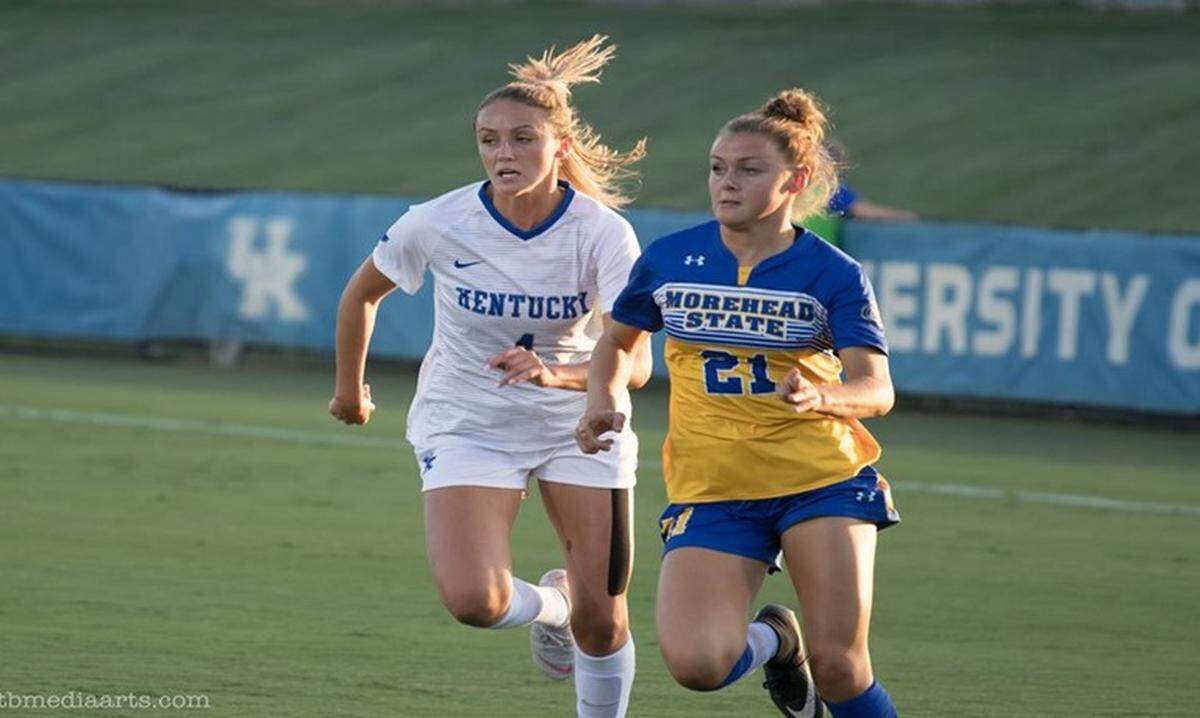 Morehead State’s Colleen Swift battled Kentucky’s Hollie Olding during Thursday night’s match at UK.