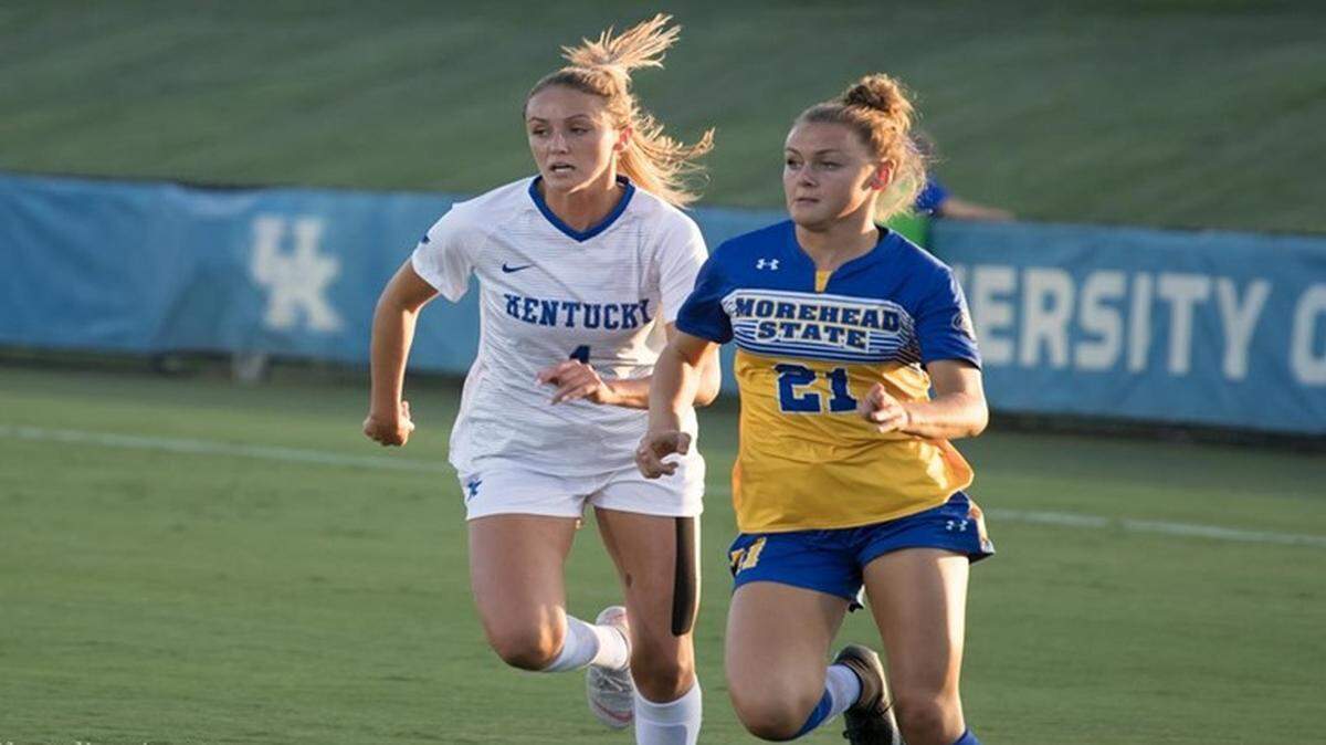 Morehead State’s Colleen Swift battled Kentucky’s Hollie Olding during Thursday night’s match at UK.
