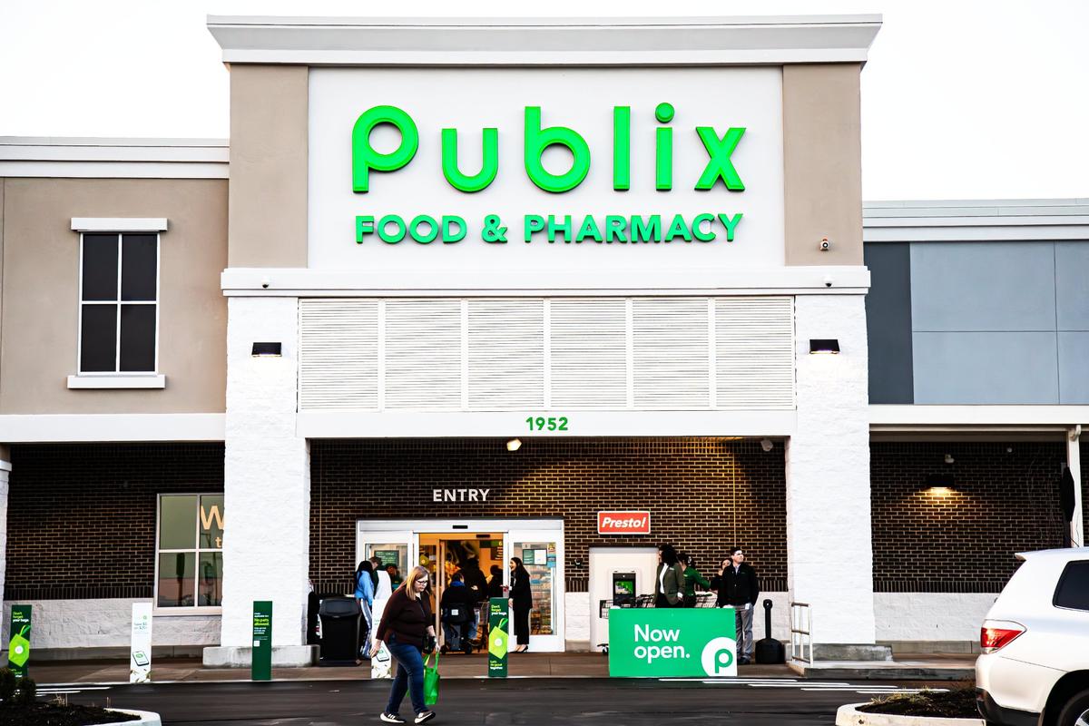 With plans to open an additional store on The Fountains at Palomar, 3901 Harrodsburg Road; the popular Publix grocery store chain celebrated the grand opening of their newest location on 1952 Stockton Way on March 5, 202,5 in Lexington, Ky.