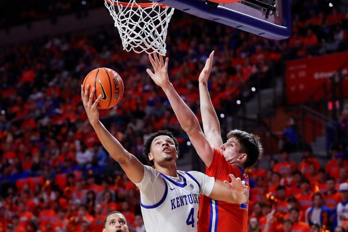 Kentucky’s Tre Mitchell (4) shoots against Florida’s Alex Condon during Saturday’s game. Mitchell finished with 12 points, two steals and a team-high 10 rebounds.