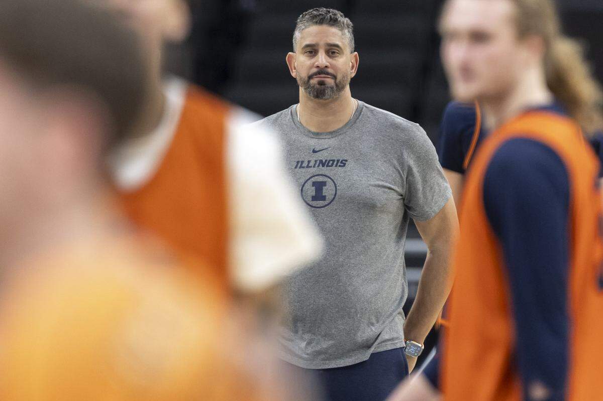 Former Kentucky assistant Orlando Antigua will be on the Illinois bench as an aide to Fighting Illini head man Brad Underwood when UK and the Illini meet Sunday in the men’s NCAA Tournament round of 32.