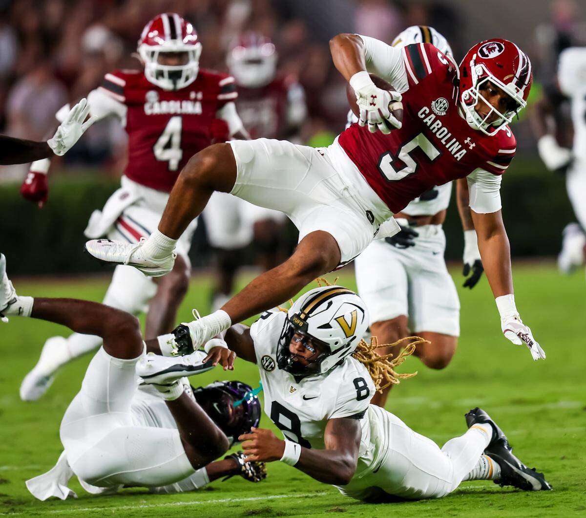 Former Kentucky tight end Jordan Dingle (5) caught three passes for South Carolina in the Gamecocks’ 31-7 loss to Vanderbilt on Saturday.