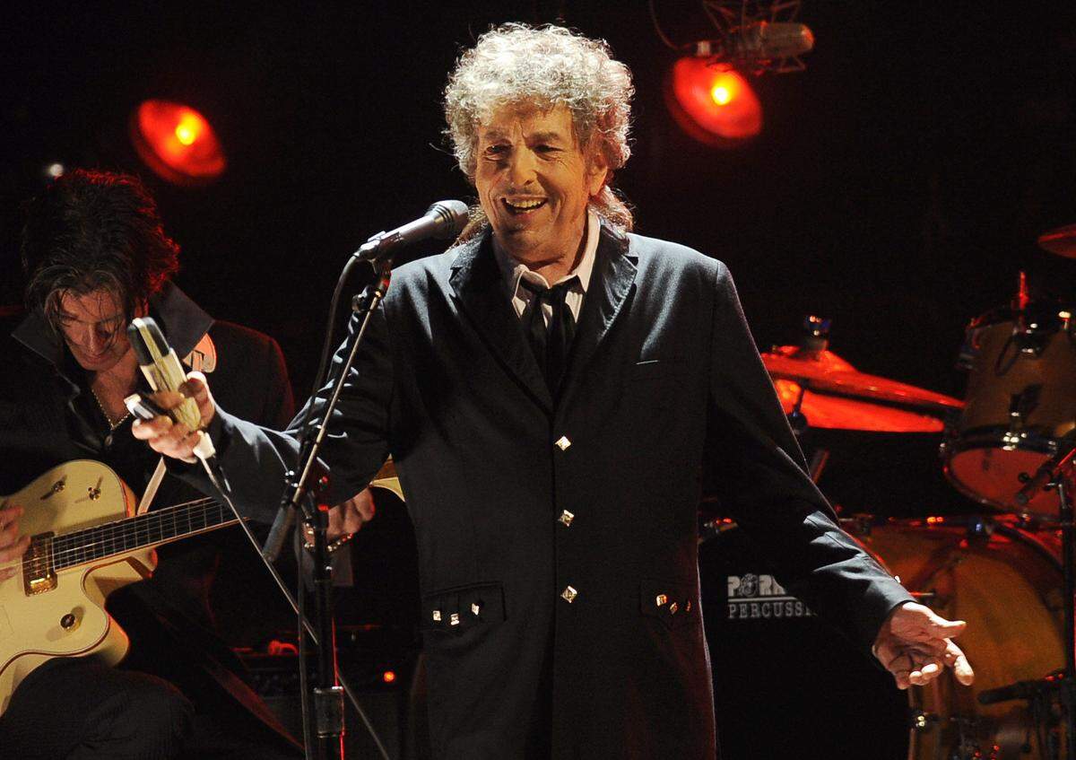 Legendary singer, songwriter and artist Bob Dylan is moving his Heaven’s Door whiskey brand to Kentucky after Henry County officials approved an expansion of an existing craft distillery.