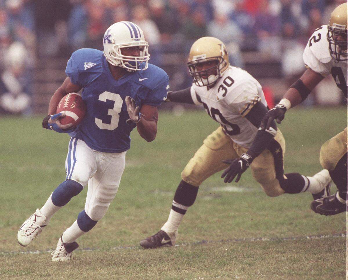Kentucky’s Craig Yeast (3) looked for running room against Vanderbilt at Commonwealth Stadium in 1998. Yeast is among UK football’s all-time greats.