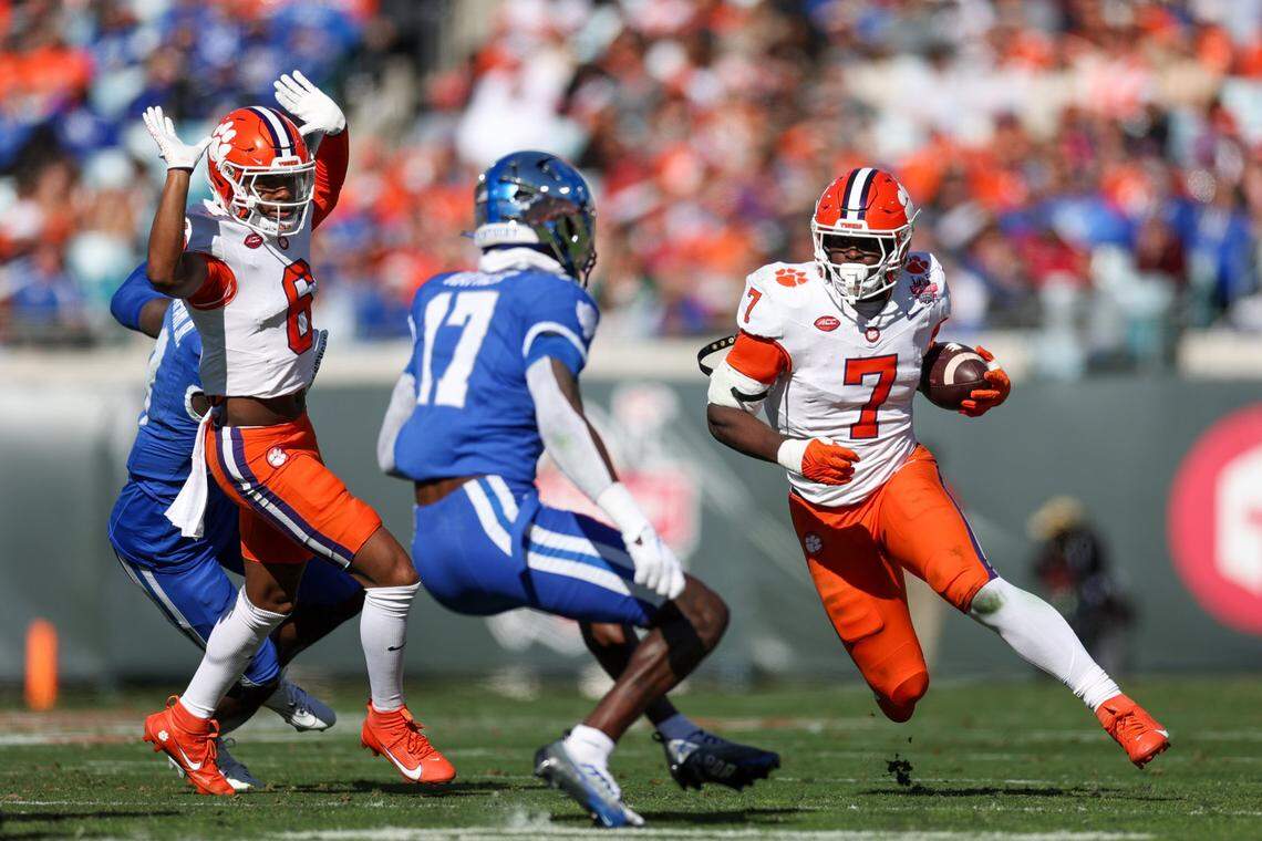Clemson running back Phil Mafah (7) rushed for 71 yards on 11 carries and scored four touchdowns Friday against Kentucky.