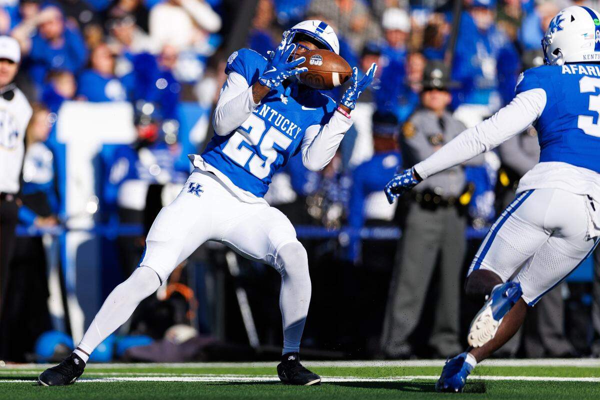Kentucky free safety Jordan Lovett (25) intercepted two passes during UK’s 48-6 win over Murray State last week.