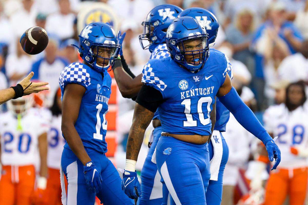 Kentucky linebacker Jacquez Jones (10) was named co-SEC Defensive Player of the Week for his performance in the Wildcas’ 20-13 upset of then-No. 10 Florida.
