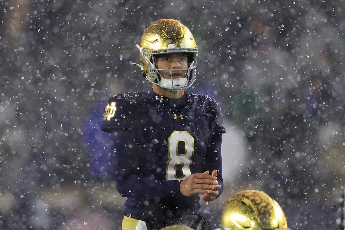 SOUTH BEND, INDIANA - NOVEMBER 08: Kenny Minchey #8 of the Notre Dame Fighting Irish prepares to snap the ball during the fourth quarter against the Navy Midshipmen at Notre Dame Stadium on November 08, 2025 in South Bend, Indiana. (Photo by Justin Casterline/Getty Images)
