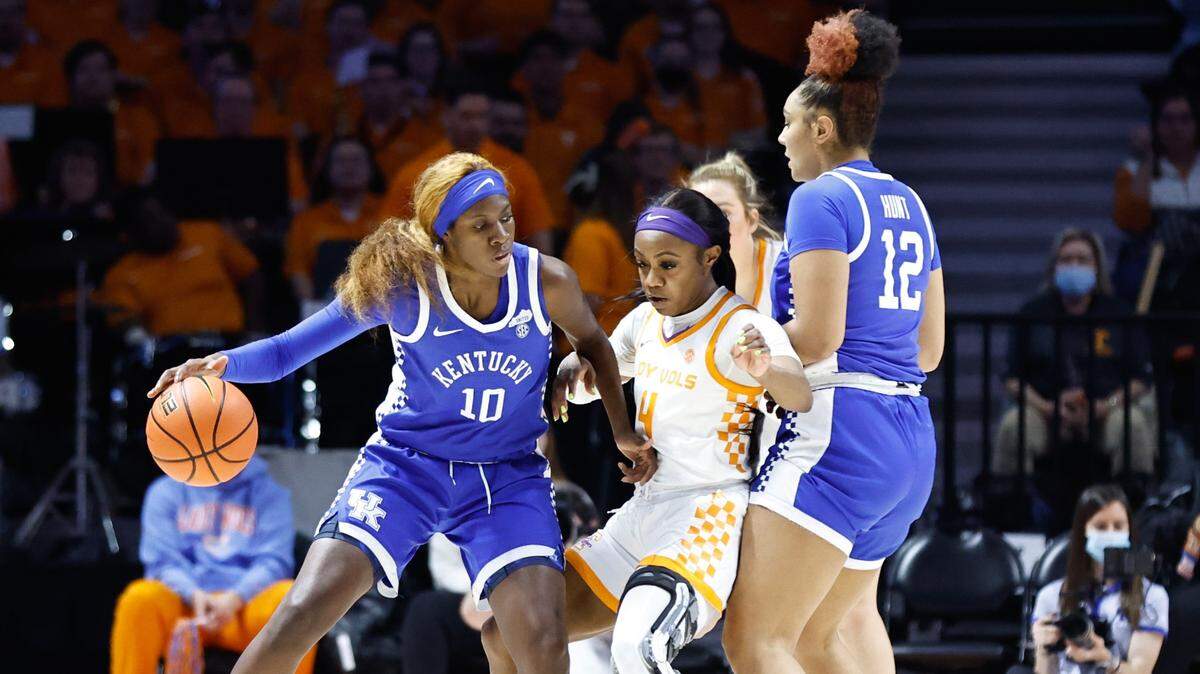 Kentucky’s Rhyne Howard (10) works for a shot as Treasure Hunt (12) sets a screen on Tennessee’s Jordan Walker (4) during Sunday’s game.