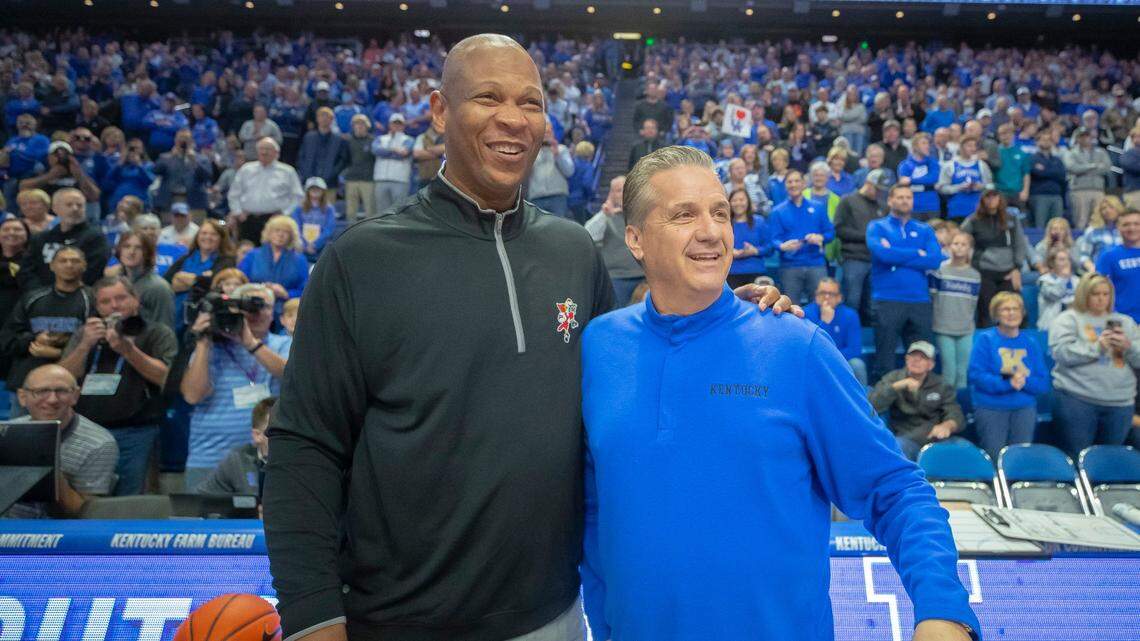 Louisville Coach Kenny Payne, left, and Kentucky Coach John Calipari embraced before their rivalry game last season. Kentucky won, 86-63.