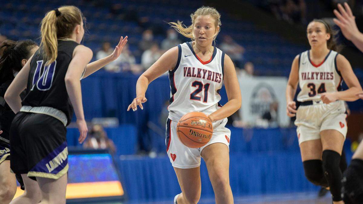 Sacred Heart’s Reagan Bender (21) brings the ball down the court during a quarterfinal game between Sacred Heart and Bowling Green in the 2021 Sweet 16.