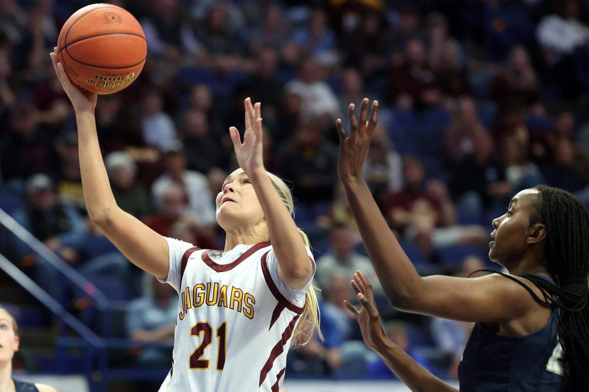 Cooper’s Bella Deere (21) finished with 10 points and five rebounds Thursday night.