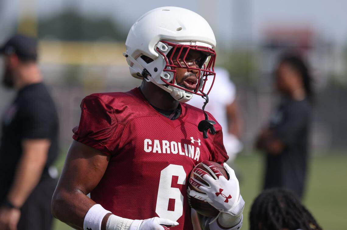 A former standout at Western Kentucky, South Carolina tight end Joshua Simon (6) caught one pass for 8 yards in the Gamecocks’ 17-14 win over Kentucky last season in Columbia.