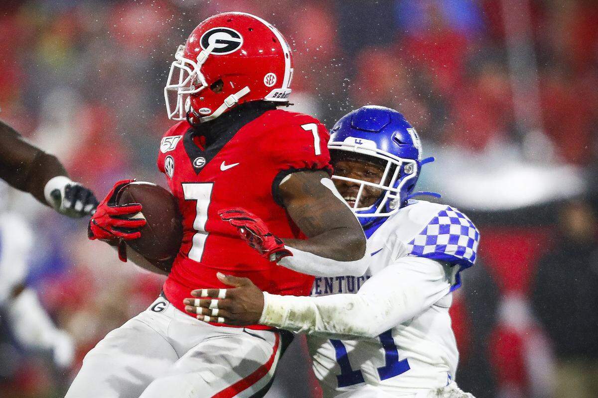 Kentucky linebacker DeAndre Square (17) tackled star Georgia running back D’Andre Swift (7) during UK’s 21-0 loss to the Bulldogs last week. It was one of nine tackles Square made in the game.