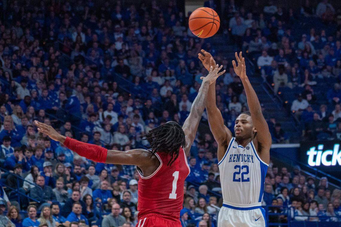 Louisville’s Mike James (1) defended against Kentucky guard Cason Wallace during the Cardinals’ 86-63 loss to the Wildcats last season at Rupp Arena.