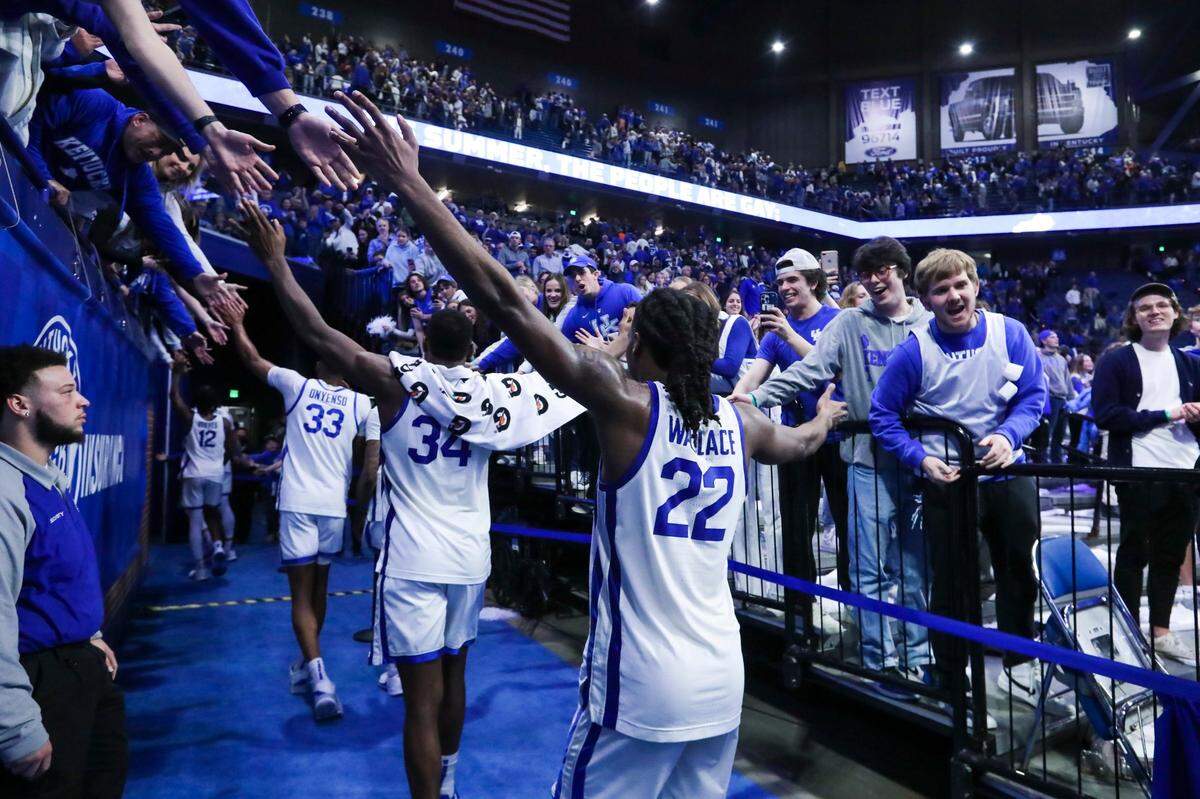 Kentucky’s players left the Rupp Arena court after defeating Auburn 84-52 on Saturday, the fourth consecutive victory for the Wildcats.