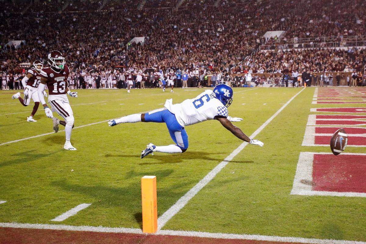 Kentucky wide receiver Josh Ali (6) couldn’t track down a Will Levis pass attempt near the end zone on Saturday night against Mississippi State.