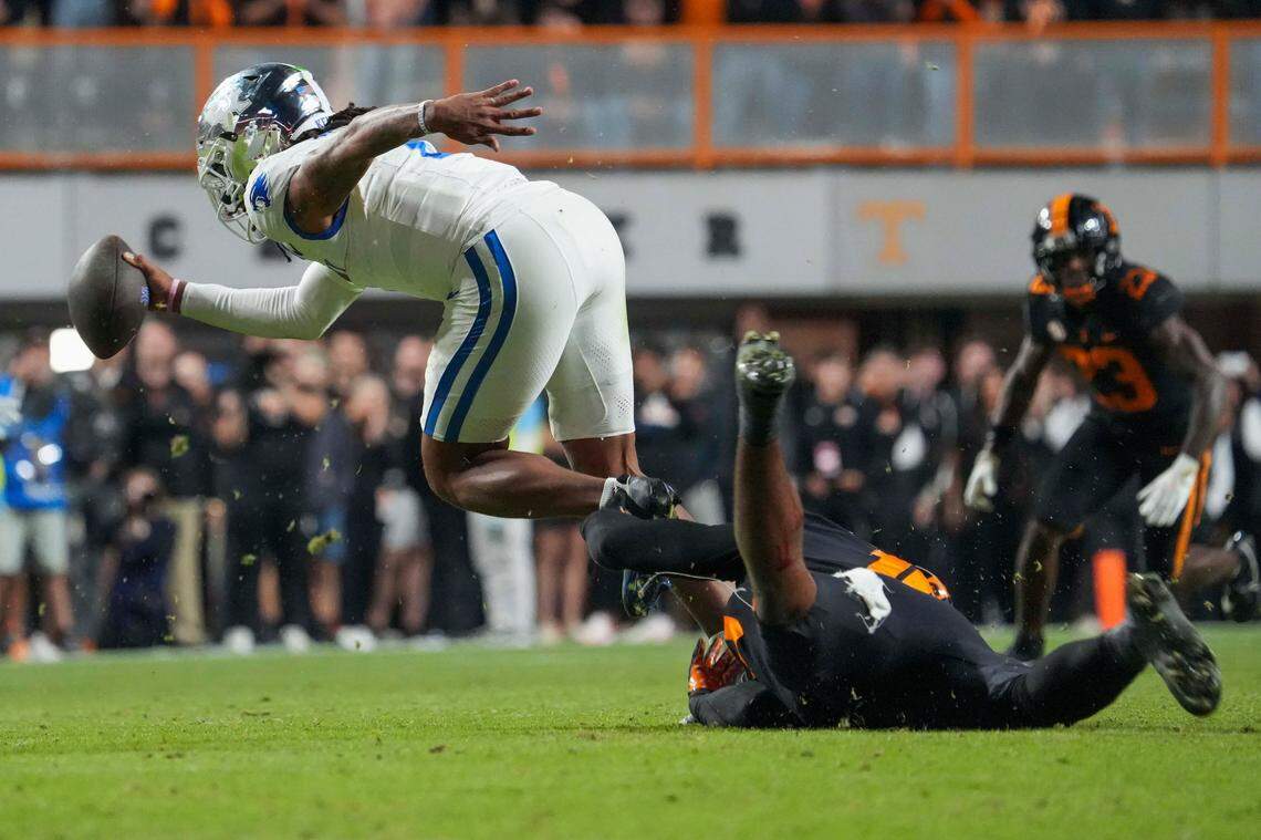 Tennessee edge Joshua Josephs (9) tried to tackle Kentucky quarterback Gavin Wimsatt (2) during UT’s 28-18 win over UK last season in Knoxville.
