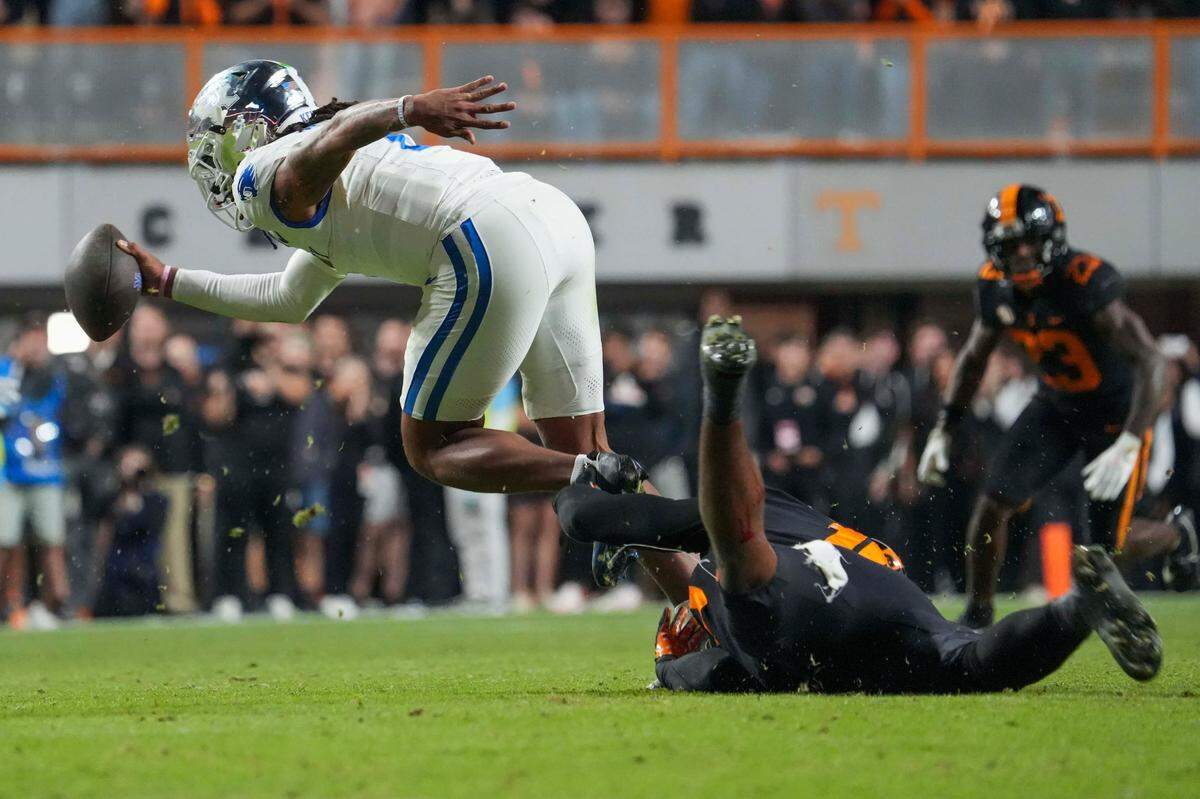 Tennessee edge pass rusher Joshua Josephs (19) tries to tackle Kentucky quarterback Gavin Wimsatt (2) during UT’s 28-18 win against UK last season at Neyland Stadium. Josephs finished that game with four tackles and one sack.