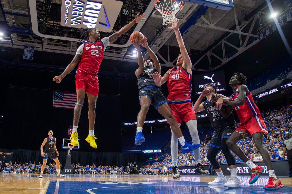La Familia guard Andrew Harrison scored 11 points in his Rupp Arena return on Friday night.