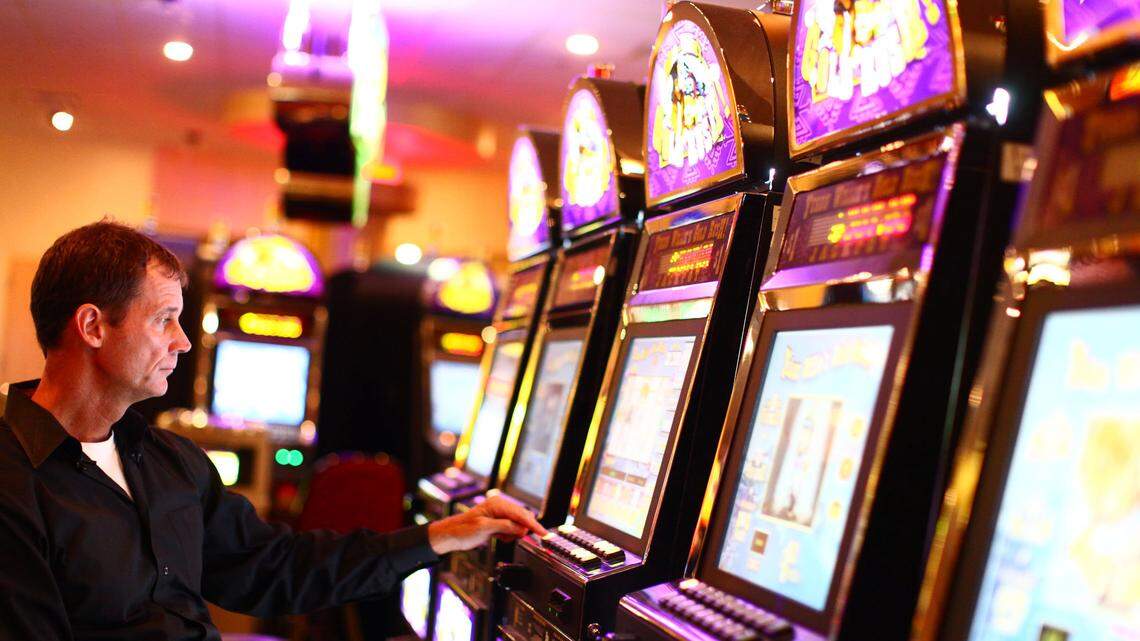 Bobby Geiger, director of gaming and wagering at Oaklawn, demonstrated new Instant Racing machines Wednesday at Kentucky Downs.