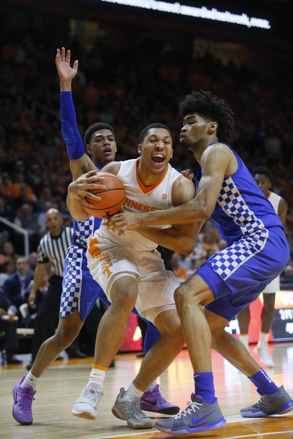 Tennessee’s Grant Williams, center, battled Kentucky’s Nick Richards, right, and Quade Green during their game in Knoxville last season. Williams was named SEC Player of the Year in 2017-18.