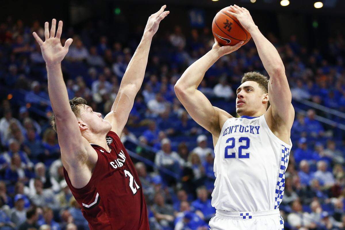 Reid Travis (22) averaged 11.2 points and 7.2 rebounds for Kentucky in 2018-19 after using the graduate transfer rule to exit Stanford.