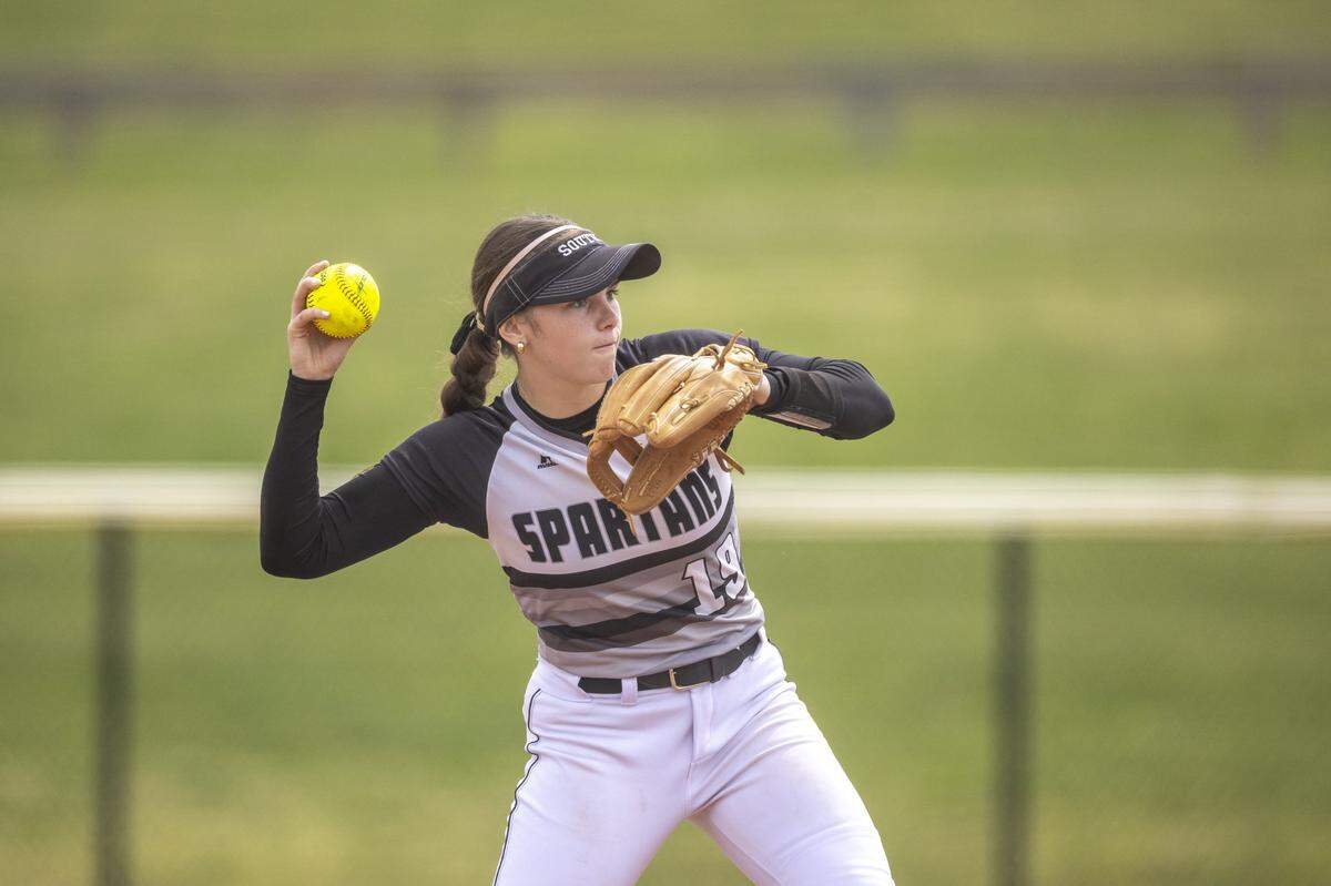 South Warren's McLaine Hudson throws the ball during a game at Great Crossing Park in Georgetown, Ky., on Saturday, April 25, 2026.