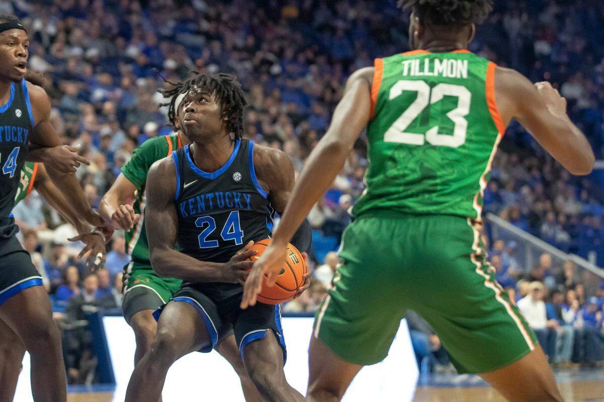 Kentucky forward Chris Livingston (24) drives to the basket against Florida A&M at Rupp Arena on Wednesday night.