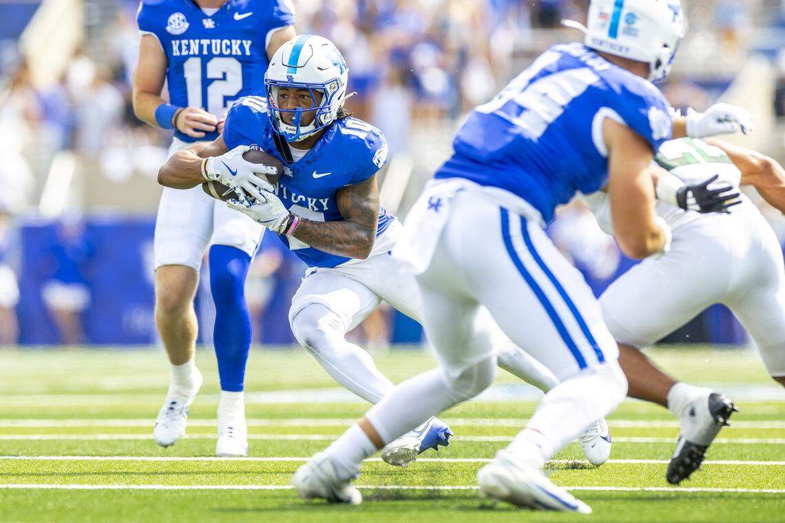 Kentucky running back Jamarion Wilcox (10) runs the ball against Ohio.