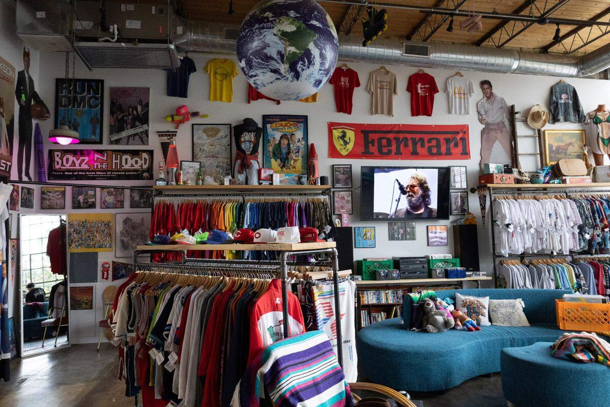 Vintage Therapy offers a wide array of vintage fashion, accessories and items.