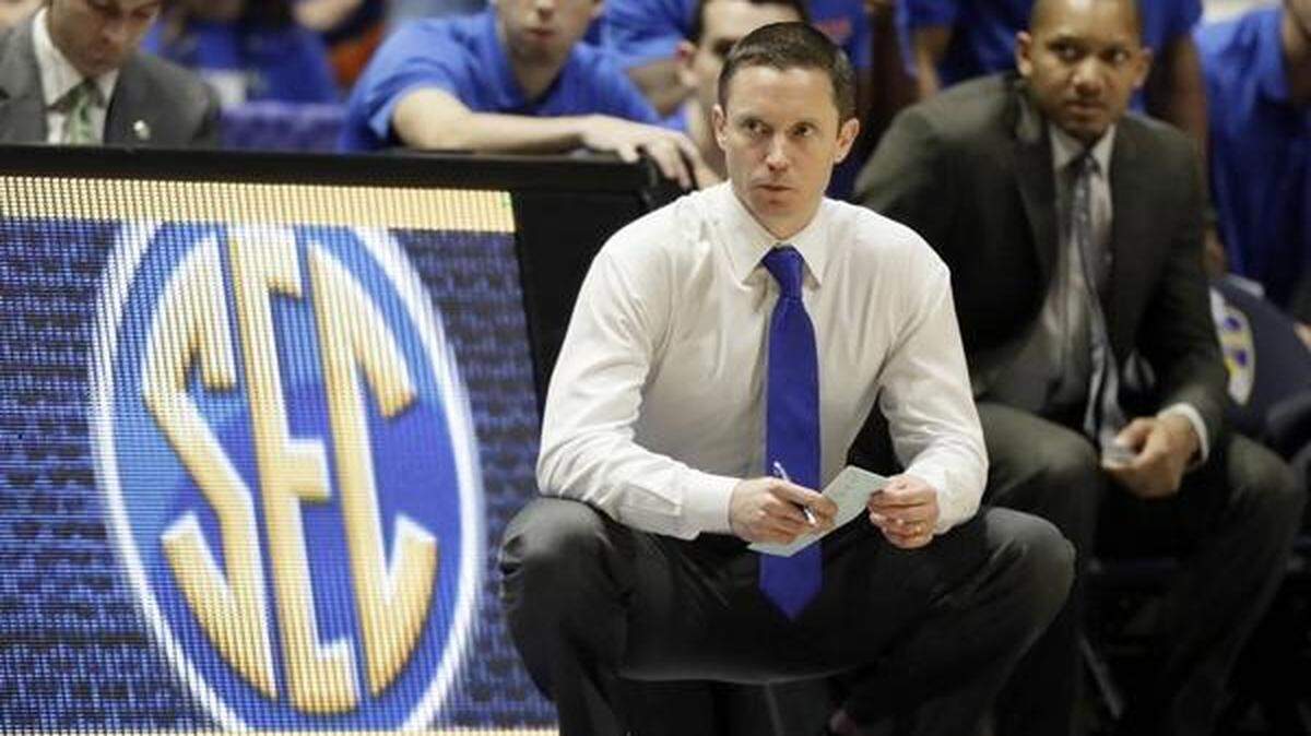 Florida basketball coach Mike White picked up a commitment from grad transfer Kerry Blackshear on Wednesday.
