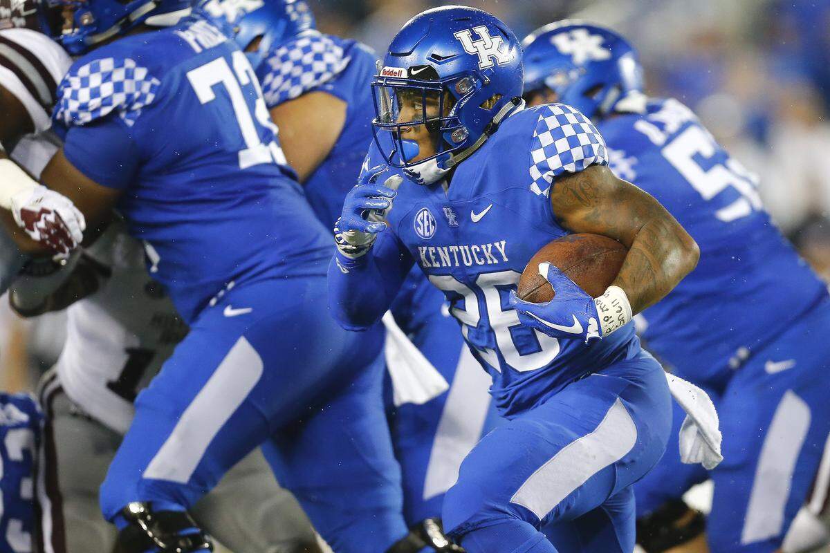 Kentucky running back Benny Snell (26) enters the South Carolina game needing 872 yards to become UK’s all-time leading rusher.