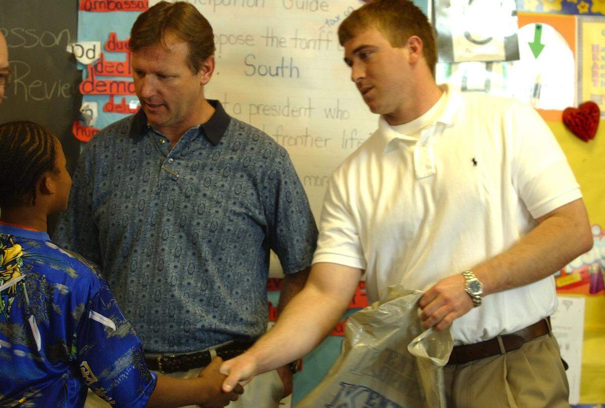 In 2003, Lexington Horsemen head coach Tony Franklin and quarterback Dusty Bonner visited Johnson Elementary School in Lexington.