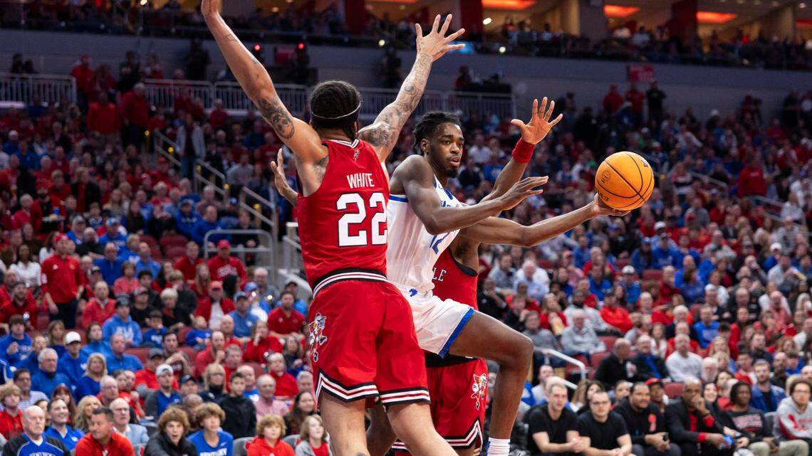 College basketball final: Kentucky Wildcats 95, Louisville Cardinals 76
