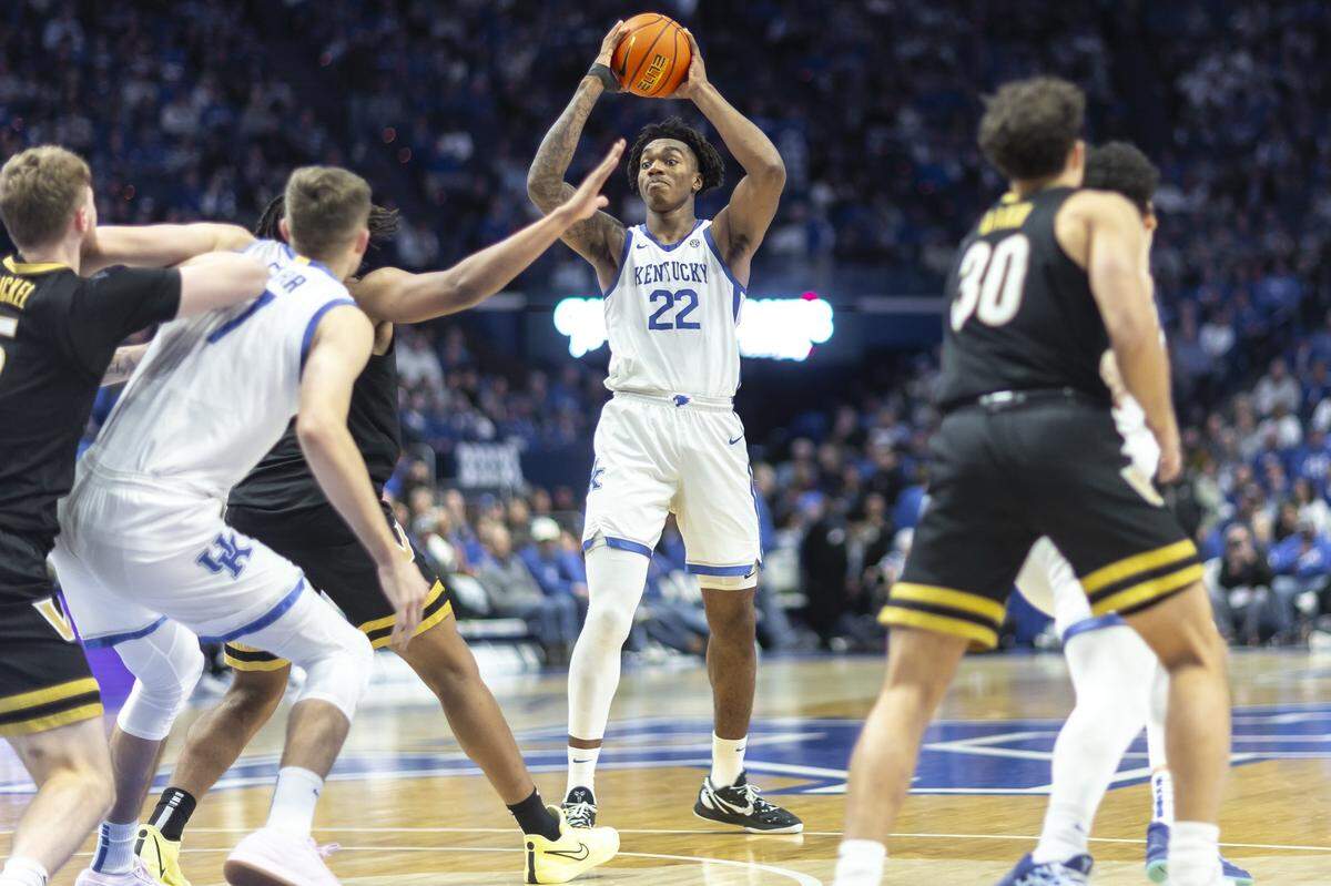 Kentucky center Amari Williams (22) looks to move the ball against Vanderbilt at Rupp Arena on Wednesday.