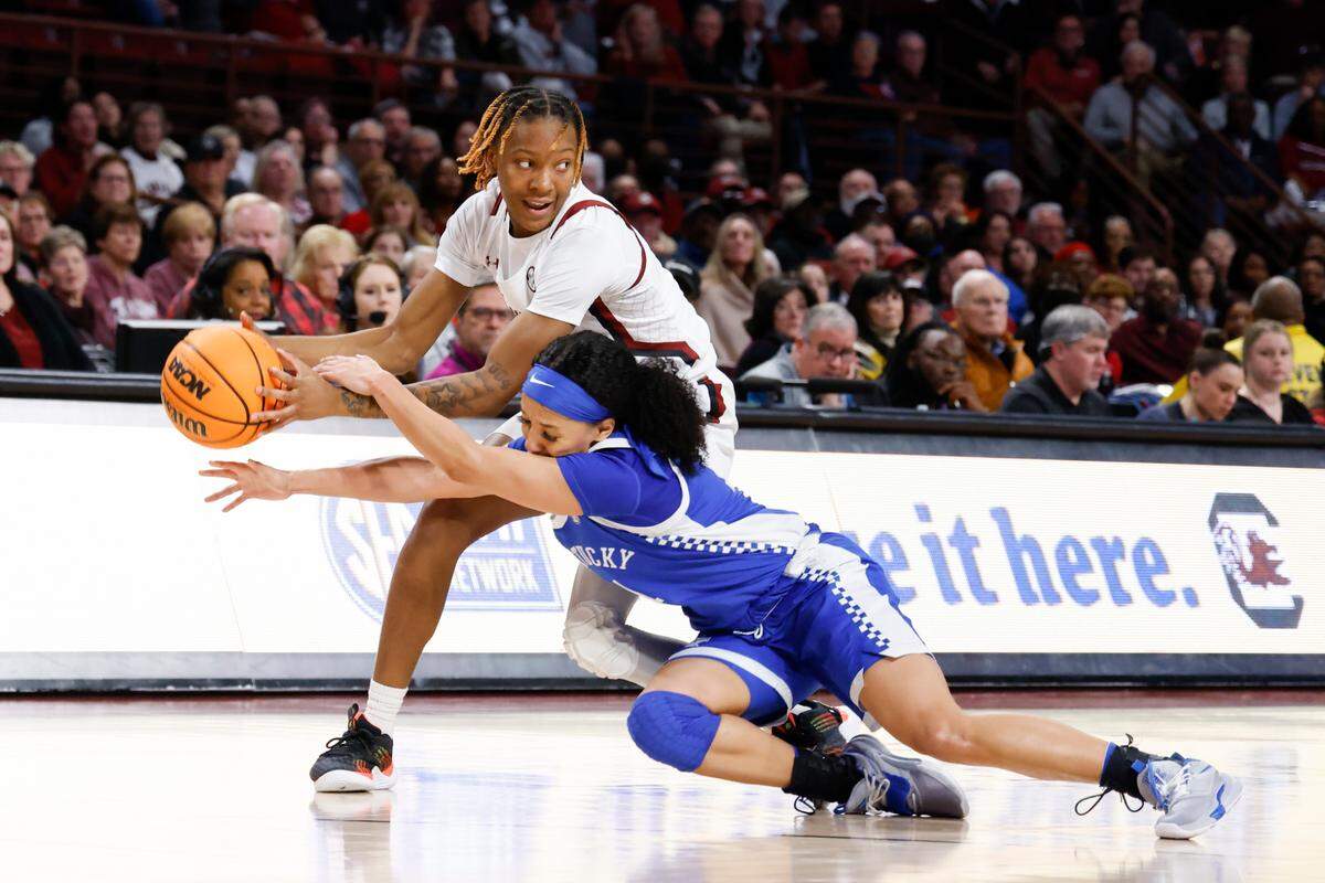 South Carolina’s Talaysia Cooper and Kentucky’s Jada Walker battle for the ball during the second half on Thursday night.