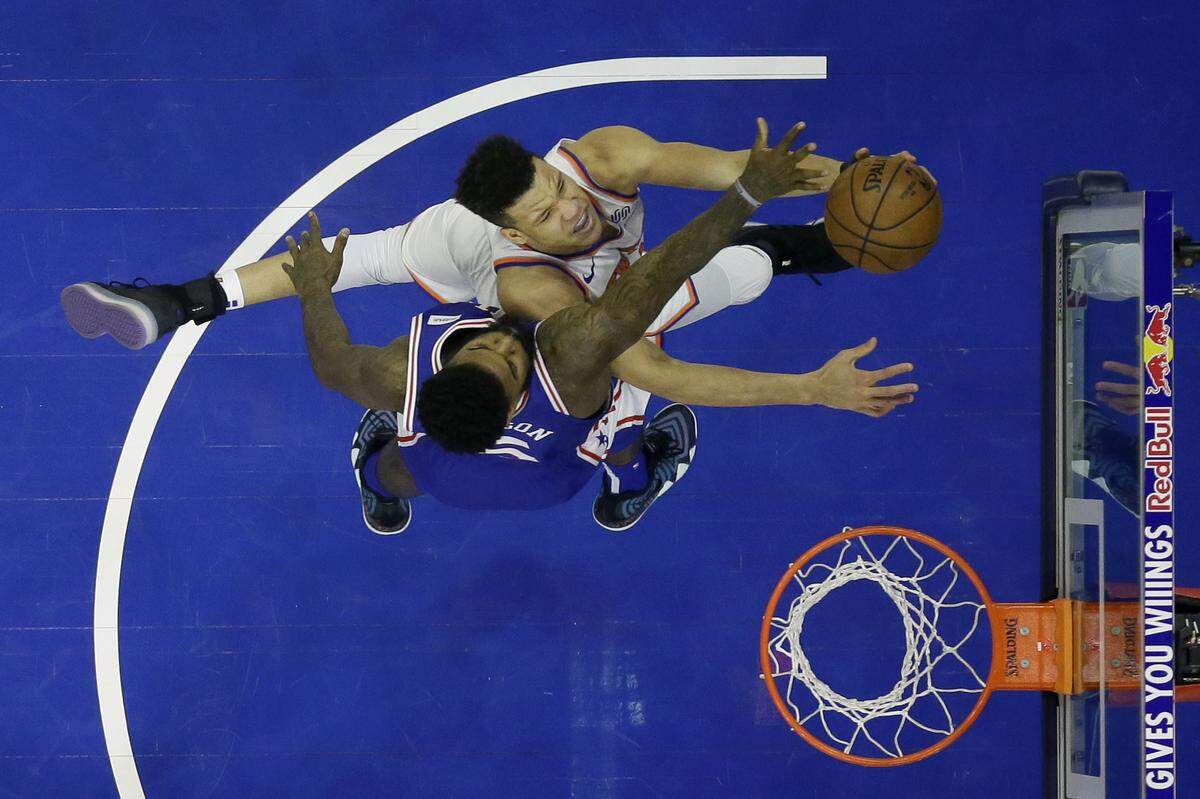The New York Knicks’ Kevin Knox, top, went to the basket against the Philadelphia 76ers’ Amir Johnson on Dec. 19, 2018.