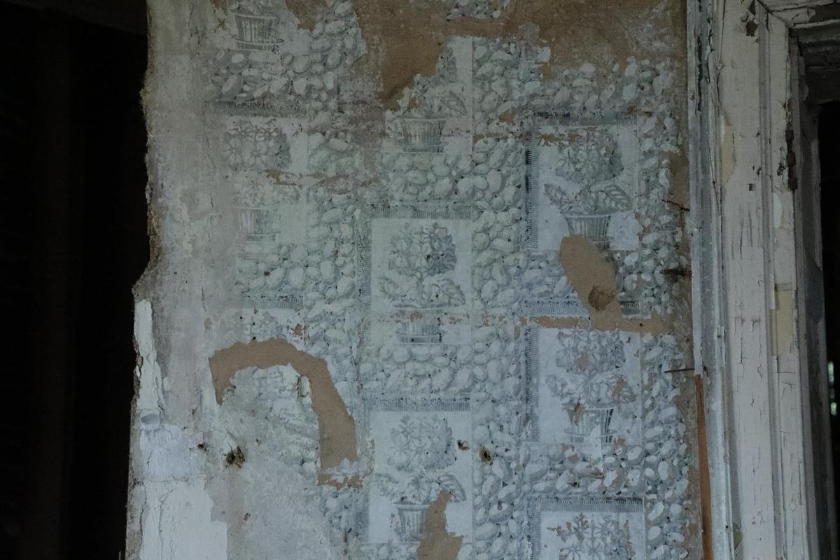 Extremely rare wallpaper dating back to the villa’s original construction, at the historic Pope Villa.