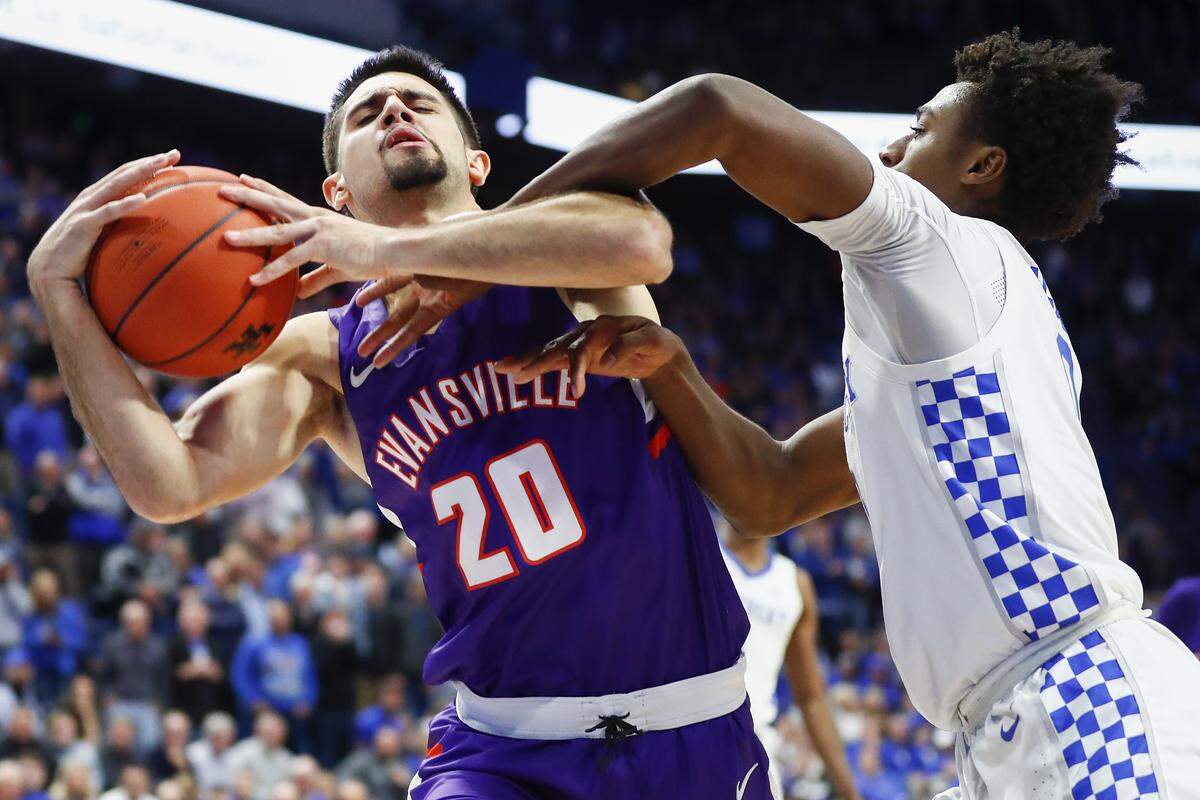Evansville guard Sam Cunliffe (20), a transfer from Kansas, had 17 points and six rebounds in the Purple Aces’ 67-64 upset of No. 1 Kentucky on Tuesday night.