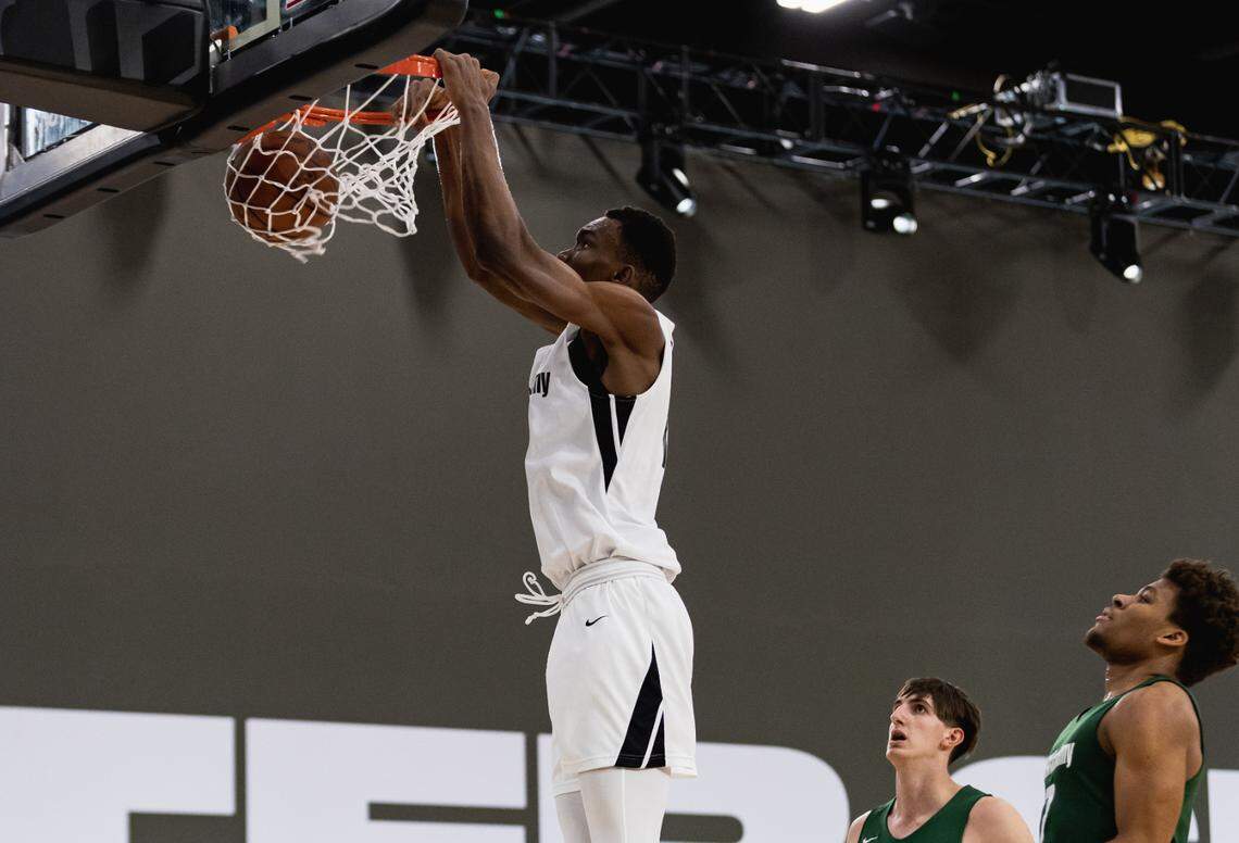 Ugonna Onyenso throws down a dunk during his time at the NBA Academy Africa, before coming to the United States and enrolling at UK.