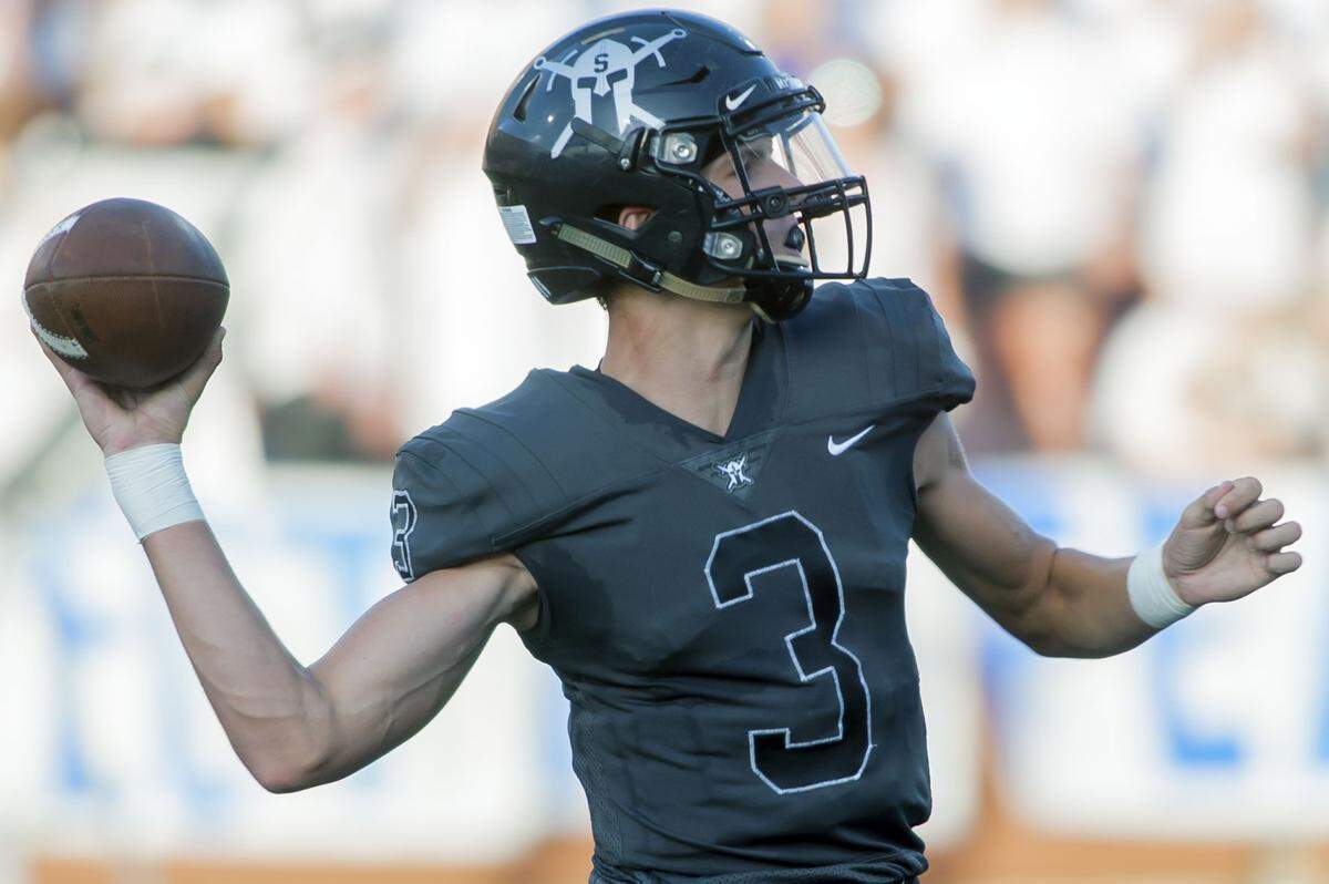Class of 2022 South Warren quarterback Caden Veltkamp says the scholarship offer he received from the University of Kentucky last month “was a little bit out of the blue. I wasn’t expecting it.” The 6-foot-5, 200-pound junior-to-be also holds an offer from Western Kentucky, where his father, Jason Veltkamp, is the director of football strength and conditioning.