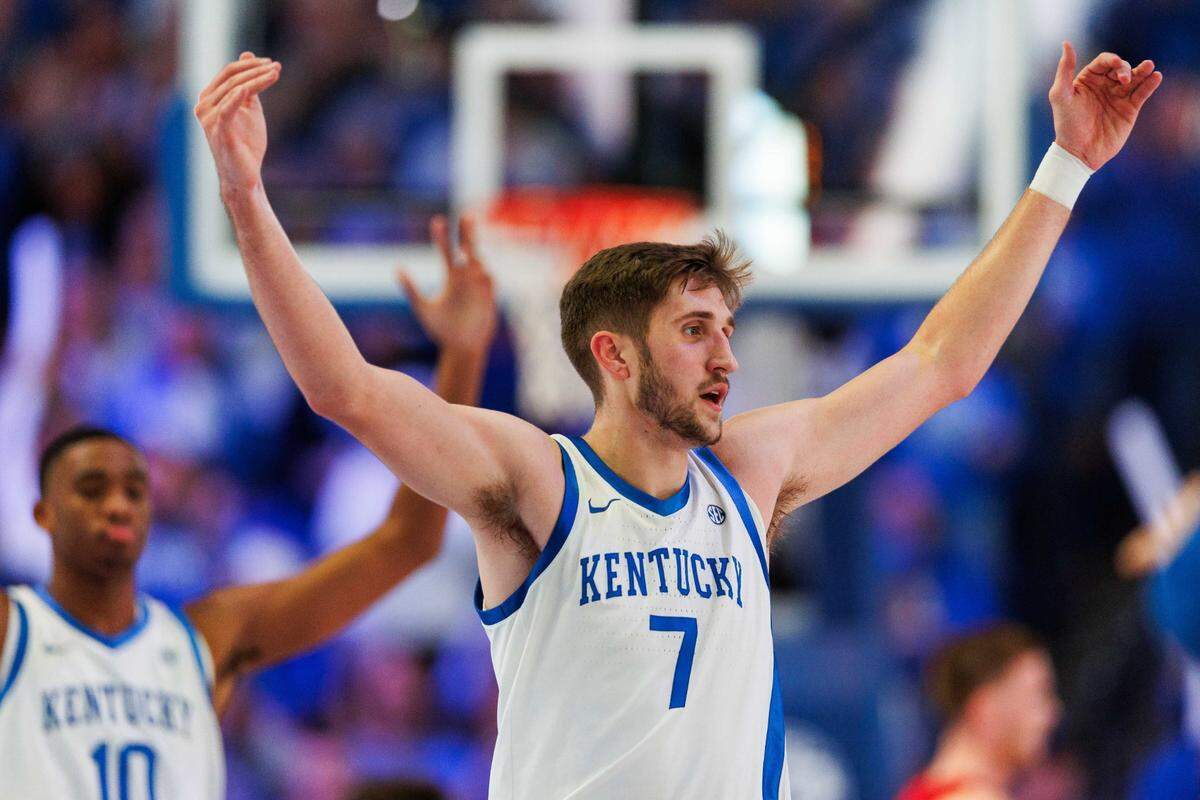 Kentucky power forward Andrew Carr (7) is averaging 11.1 points, 6.3 rebounds and making 54.7 percent of his field goal attempts.