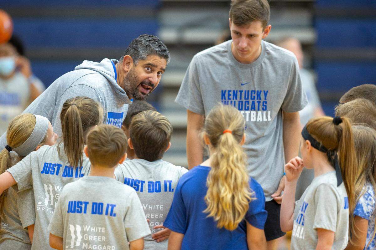 Orlando Antigua interacted with campers during the UK team’s visit to Thomas Nelson High School on June 1.