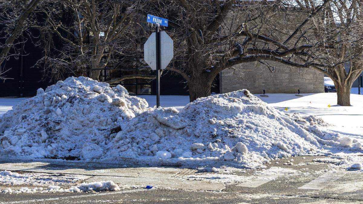 A pile of snow covers some of a stop sign at Lexington’s Nicholasville and Farm roads, near the University of Kentucky campus, Wednesday, Jan. 28, 2026. Four days earlier, Winter Storm Fern brought heavy snowfall and ice across Lexington and Central Kentucky.