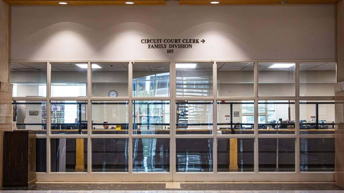 Kentucky custody judge texted, ate and rolled her eyes in court, commission says