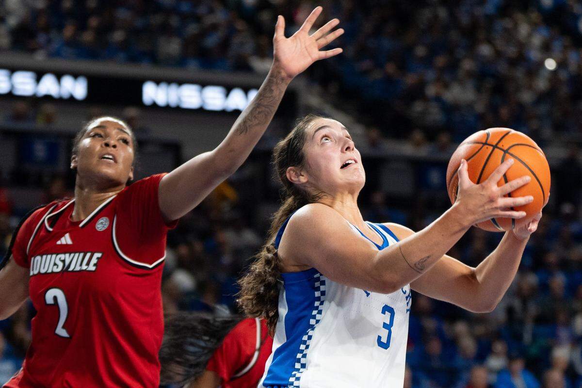 Kentucky super-senior point guard Georgia Amoore (3) is averaging 15.4 points, 3.8 rebounds and 8.2 assists.