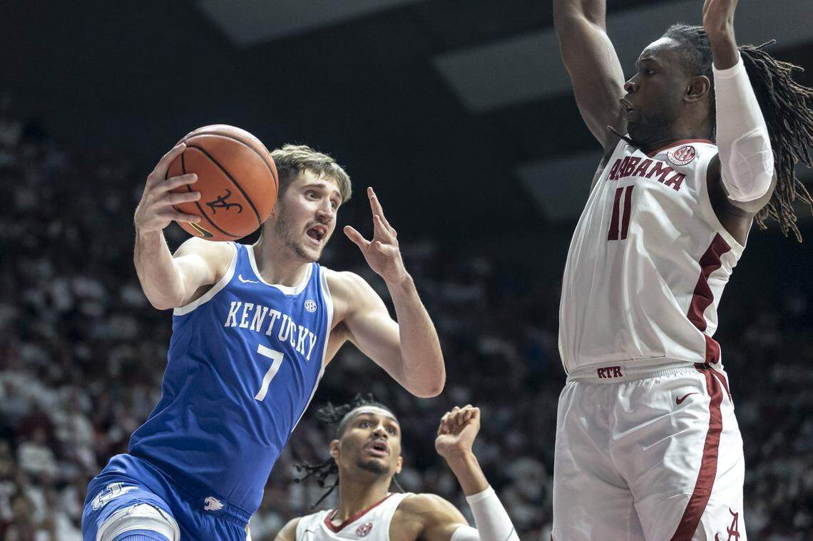 Kentucky forward Andrew Carr (7) has scored in double figures in consecutive games for the first time in more than a month.